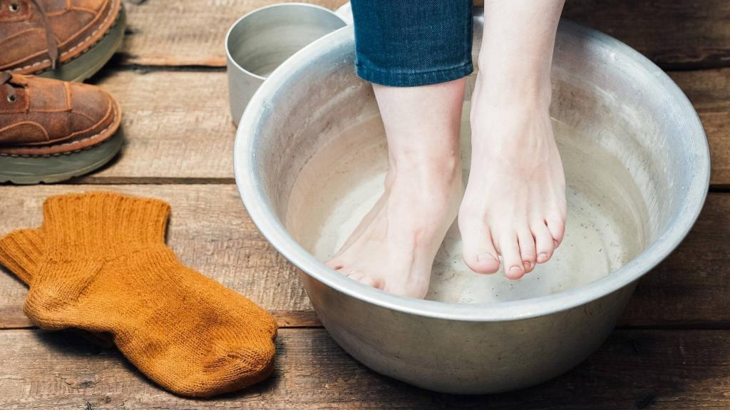 В чем отпаривать ноги, если они замерзли или промокли (чтобы не заболеть): 3 рецепта ванночек, проверенных годами