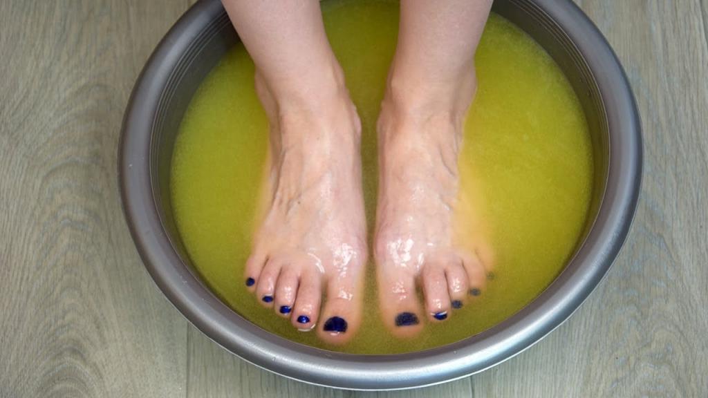 В чем отпаривать ноги, если они замерзли или промокли (чтобы не заболеть): 3 рецепта ванночек, проверенных годами