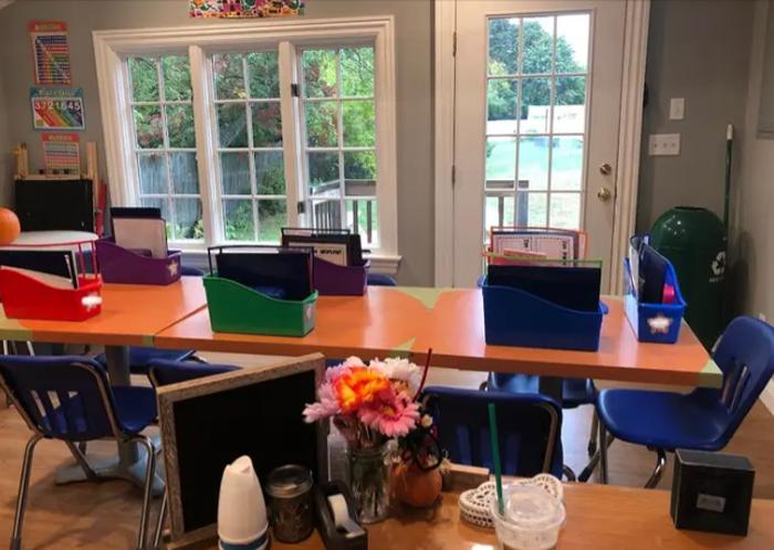 Группа родителей из Бостона наняла учителя, чтобы он обучал первоклассников в импровизированной школе на заднем дворе