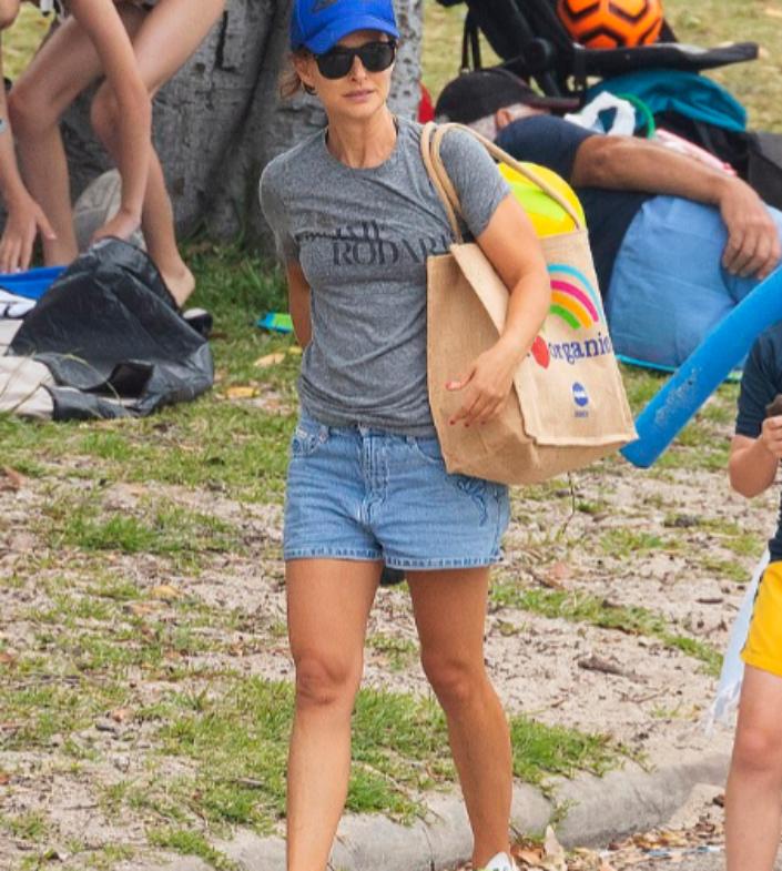 Босоногая Натали Портман расслабляется с семьей на пляже в преддверии съемок сиквела «Тор: Любовь и гром»