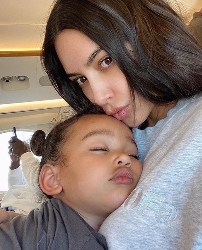 Путешествия, семейные узы и стильные наряды: почему фанаты считают Ким Кардашьян идеальной многодетной мамой