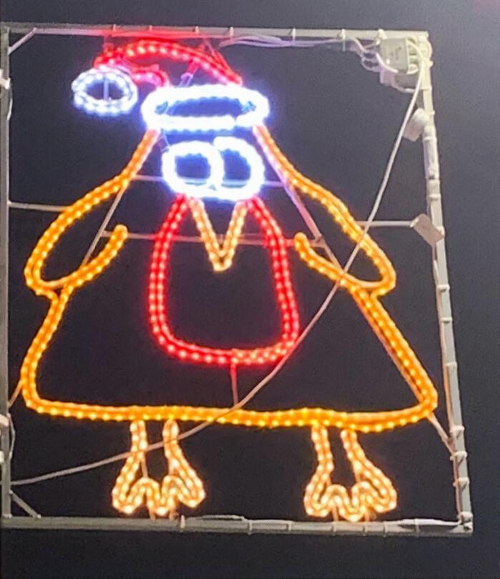 В Шотландии улицы украшают световыми конструкциями, созданными на основе детских рисунков