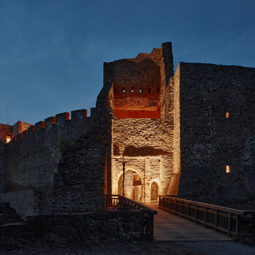 Архитекторы придумали оригинальный доступ для туристов к руинам чешского замка: фото