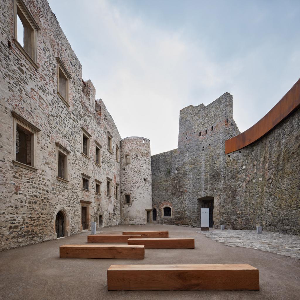 Архитекторы придумали оригинальный доступ для туристов к руинам чешского замка: фото