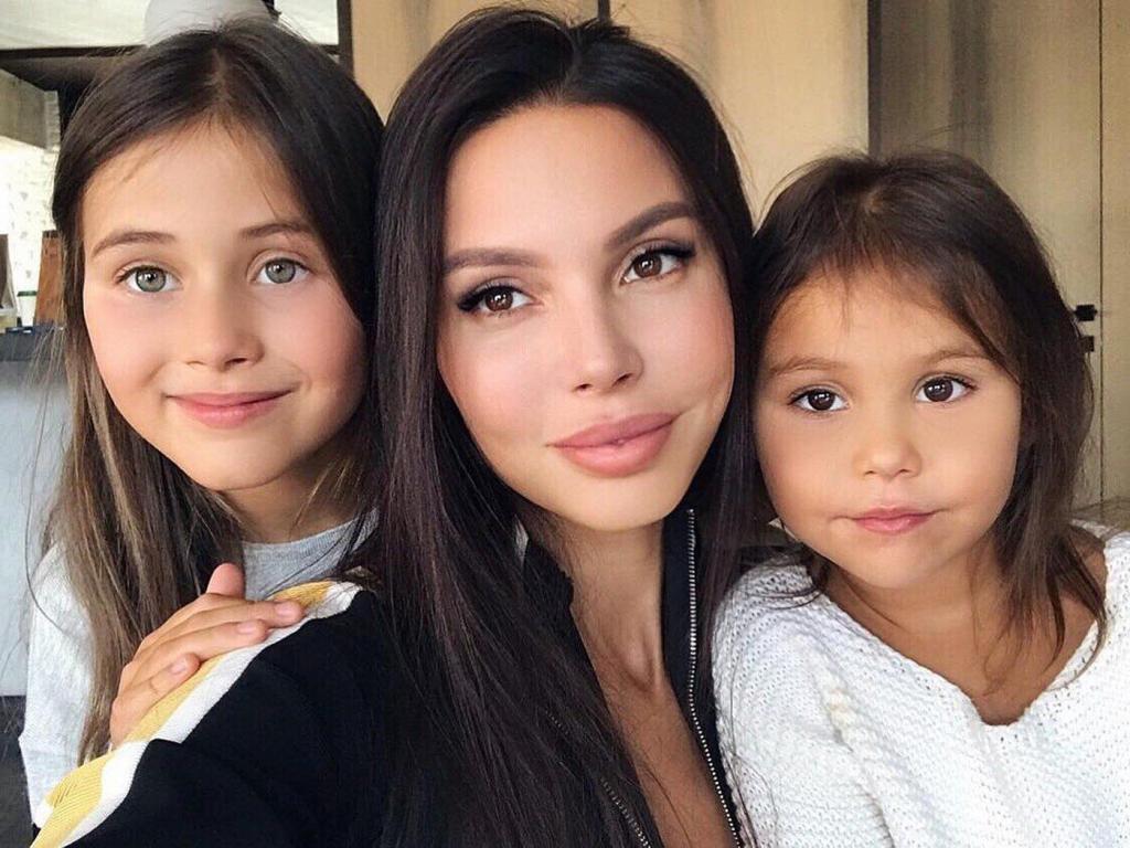 "Быть мамой – это 100 % моя тема": Самойлова сфотографировалась с тремя дочками в одинаковых образах