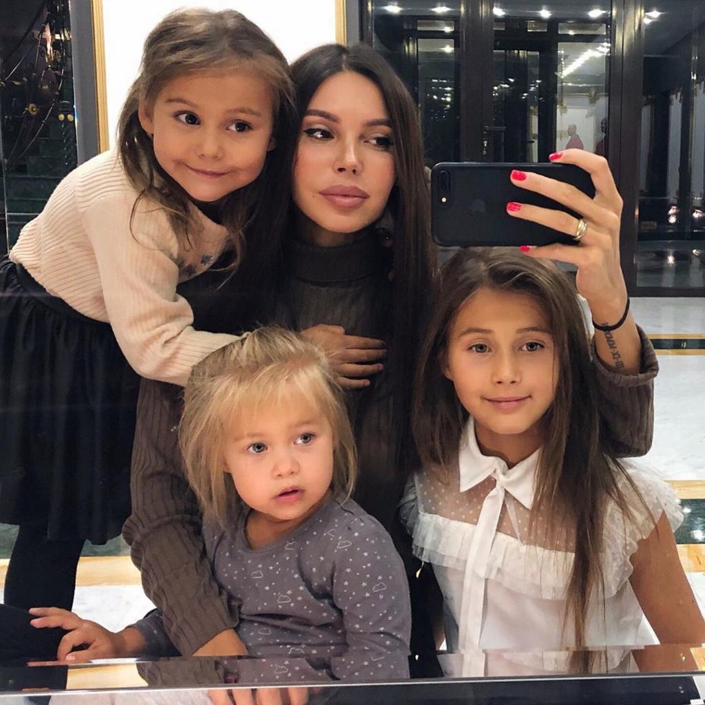 "Быть мамой – это 100 % моя тема": Самойлова сфотографировалась с тремя дочками в одинаковых образах