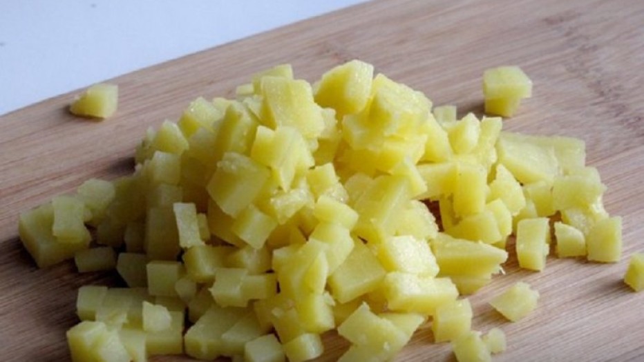 Ветчина, копченый сыр, картошка. Сытный салатик с майонезом
