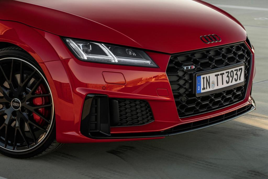 Форсированный двигатель и аэродинамический обвес: Audi TT обзавелась мощной спецверсией Competition Plus