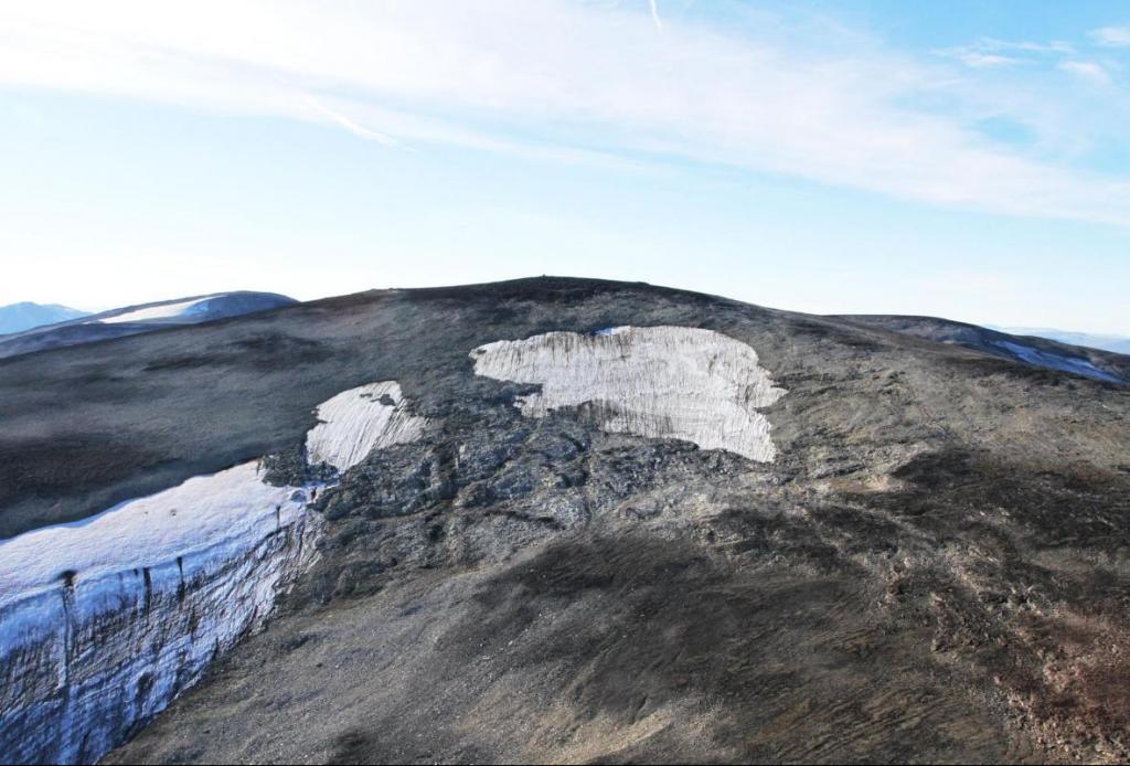 6000-летние артефакты обнаружились в растаявшем норвежском леднике (фото)