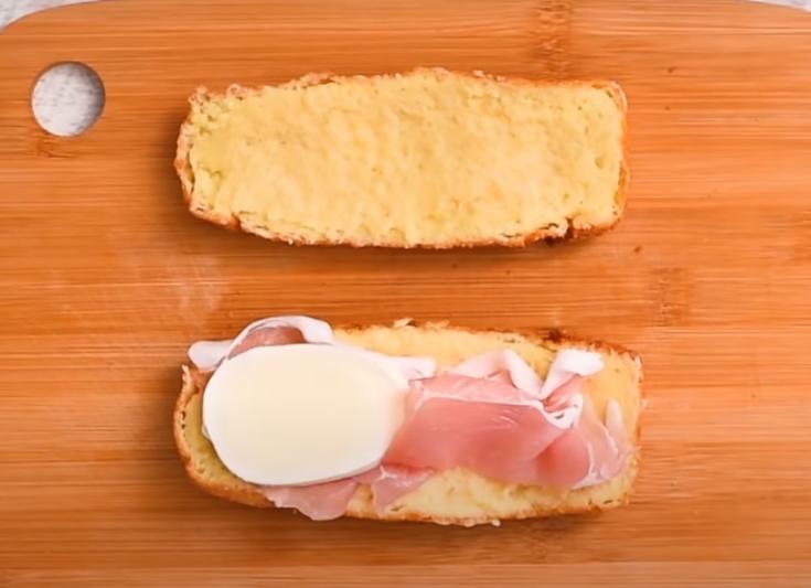 Готовлю 4 сытных сэндвича из килограмма картошки, колбасы и сыра: даже в хлебный бежать не придется