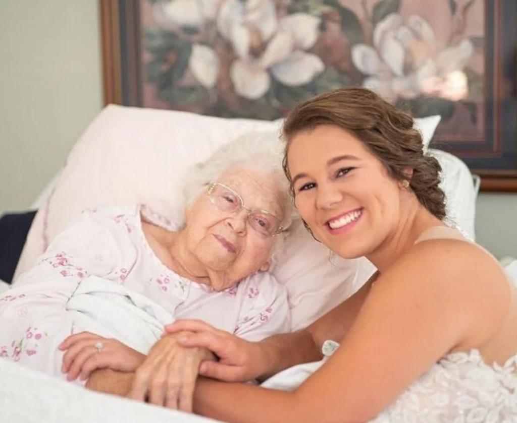 Внучка приехала к своей старенькой бабушке, чтобы та смогла увидеть ее в свадебном платье