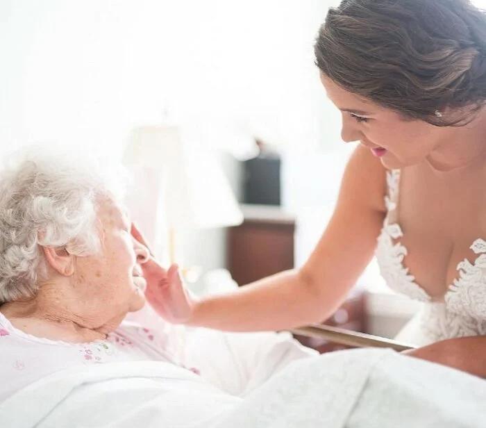 Внучка приехала к своей старенькой бабушке, чтобы та смогла увидеть ее в свадебном платье