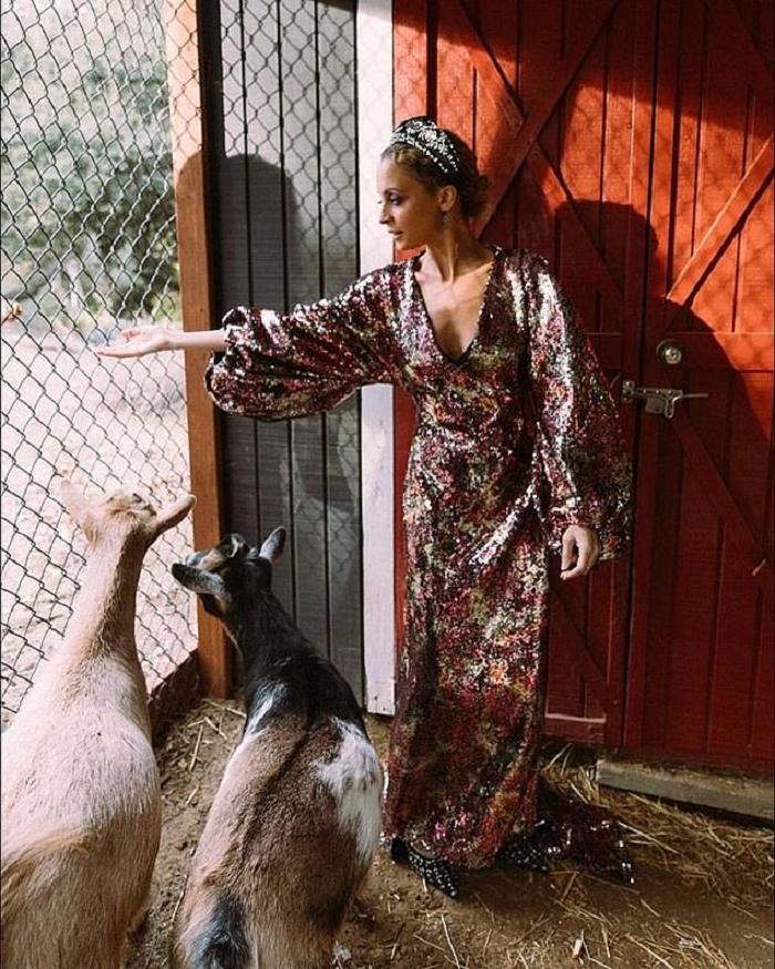 Западные знаменитости все чаще заводят в качестве домашних животных коз: журналистка объяснила, в чем их привлекательность
