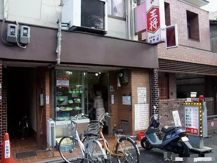 «Король пельменей»: владелец японского ресторана кормит студентов в обмен на мытье посуды в течение получаса