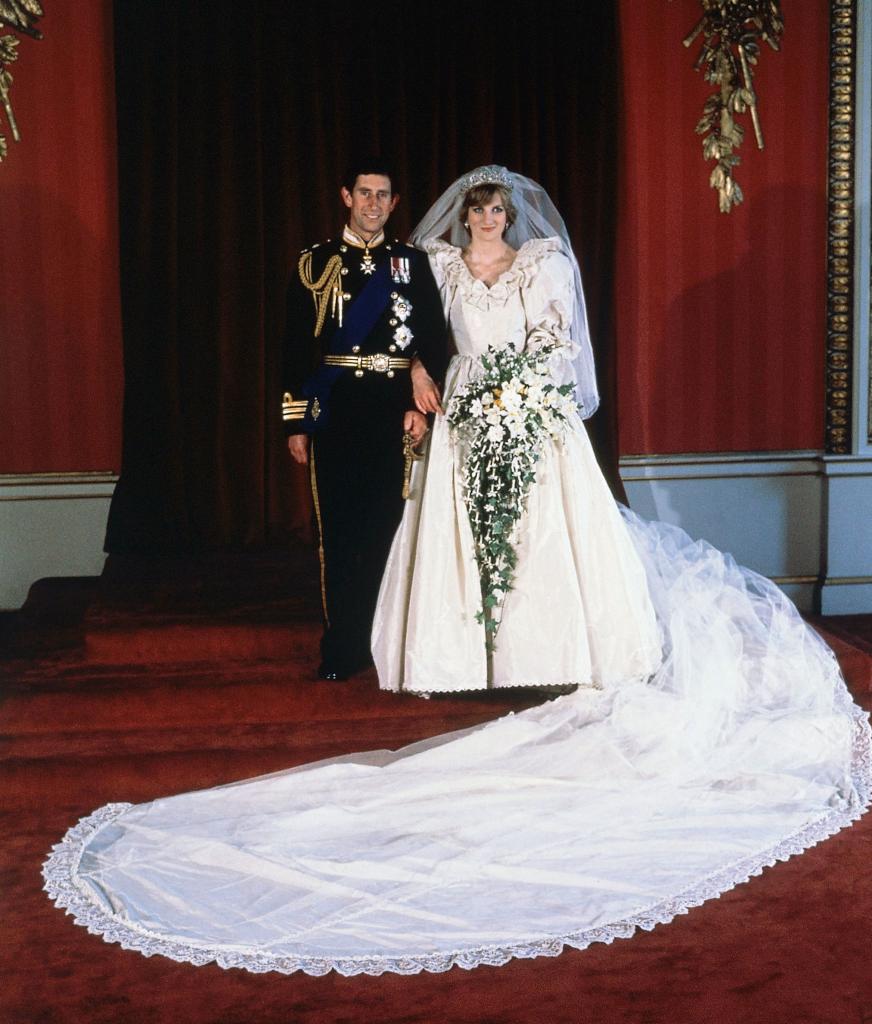 Они встречались всего 13 раз, прежде чем пожениться: эти и другие забавные факты о свадьбе принцессы Дианы