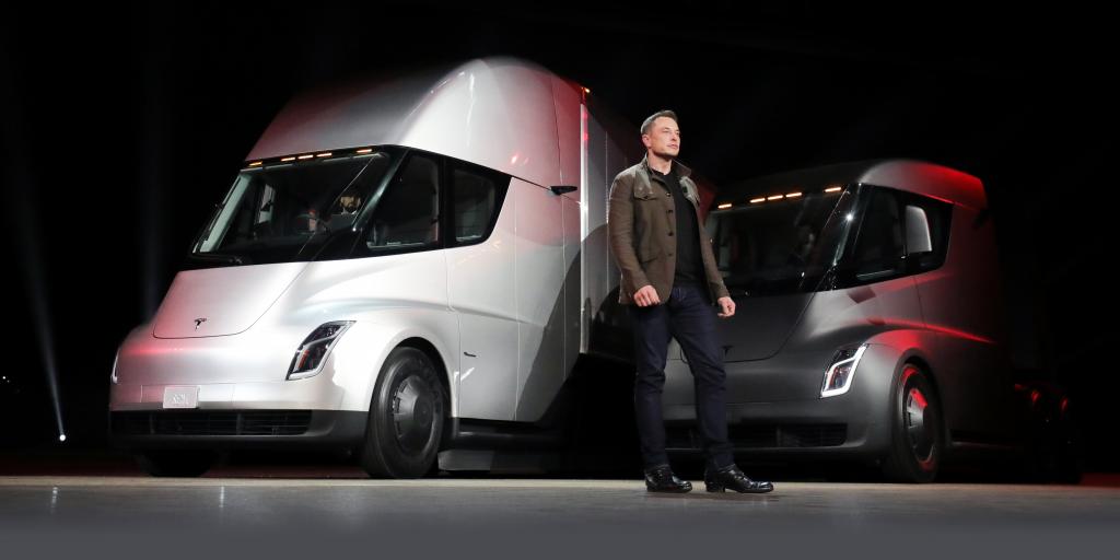 Илон Маск пообещал для дальнобойного тягача Tesla Semi запас хода 1000 км и подтвердил выпуск хэтчбека в Европе