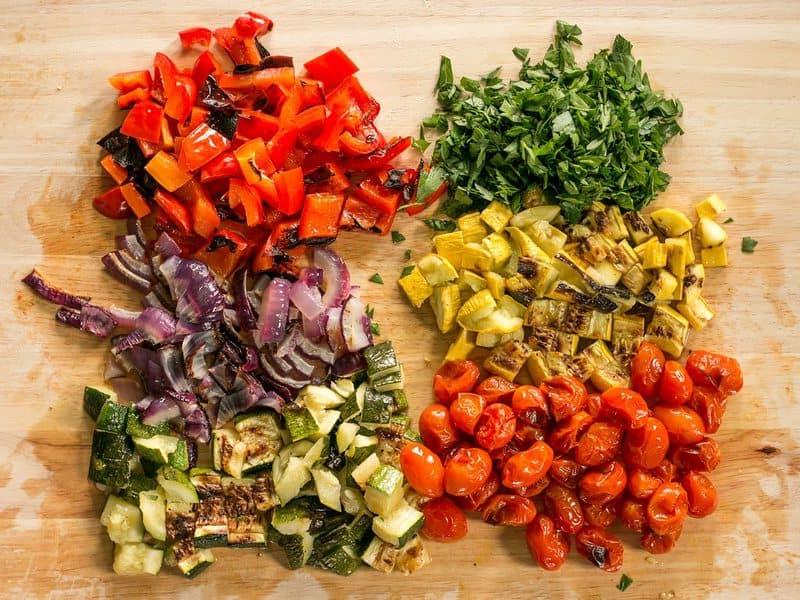Макароны дополняю овощами из духовки. Вкусный соус превращает все в салат