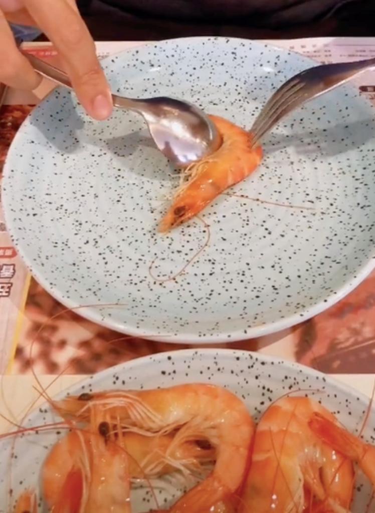 Ловко, быстро и без рук: китаец показал, как чистит креветки ложкой (видео)