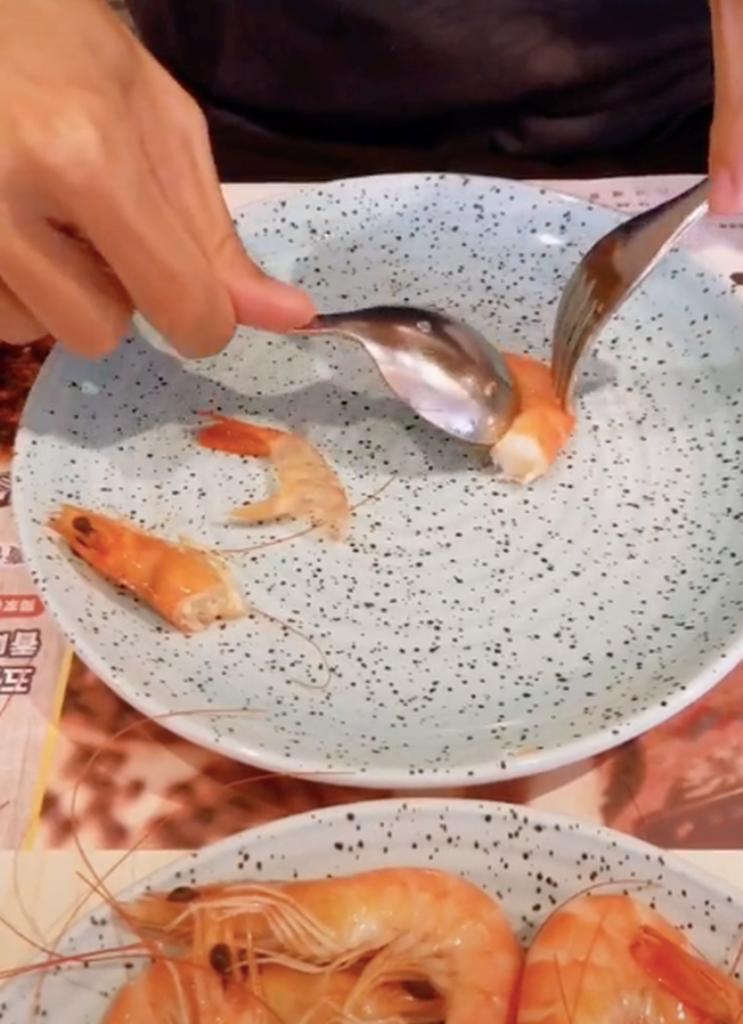 Ловко, быстро и без рук: китаец показал, как чистит креветки ложкой (видео)