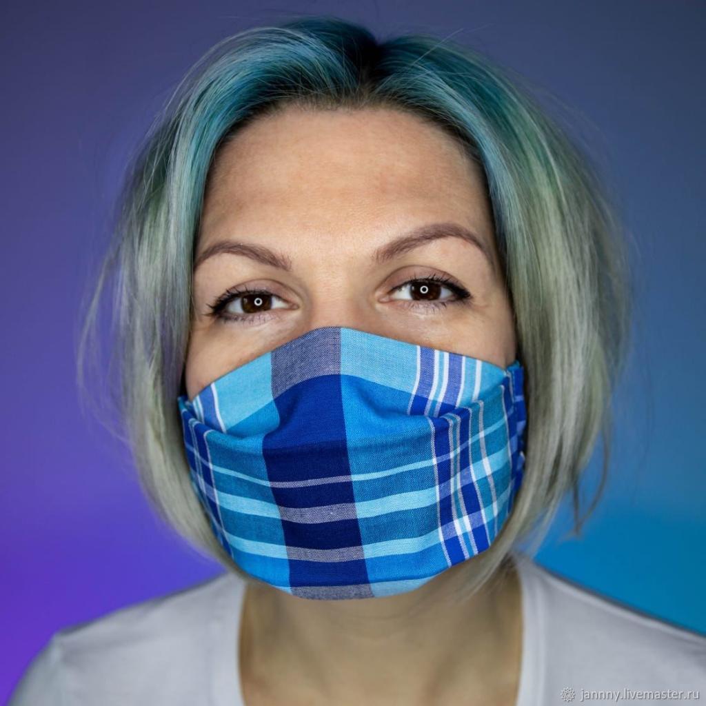 Одноразовые медицинские лучше: россиян предупредили об опасности цветных масок