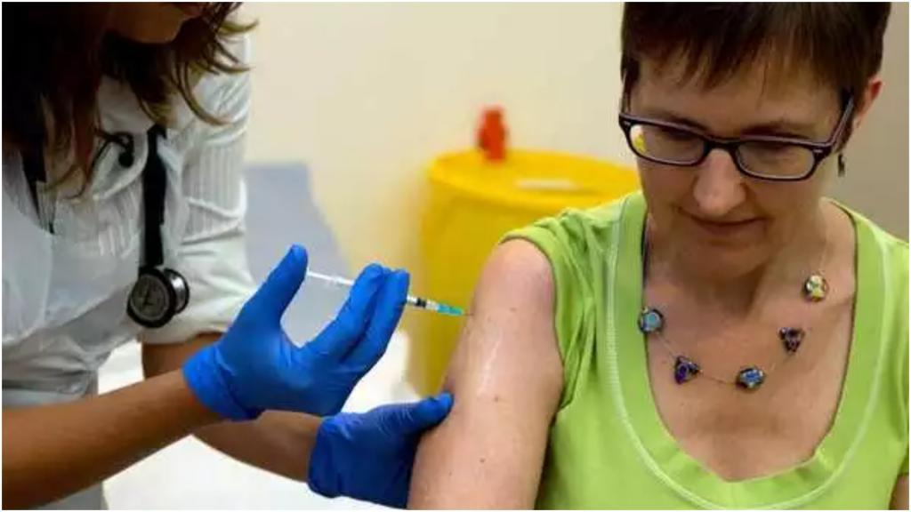 Коронавирусная вакцина AstraZeneca вводилась неправильными дозами: компания признала свою ошибку