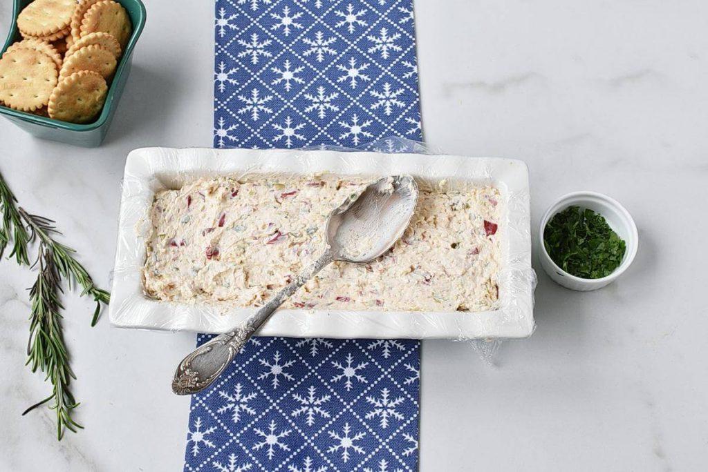 Ароматная закуска с салями, оливками и сливочным сыром, популярная в Италии: смешала все в миске, выложила в формочку и в холодильник