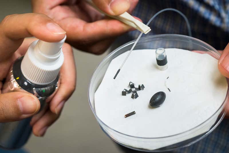 Ученые изобрели магнитный спрей, превращающий предметы в мини-роботов: таблетками, которые покрыты этим веществом, можно управлять