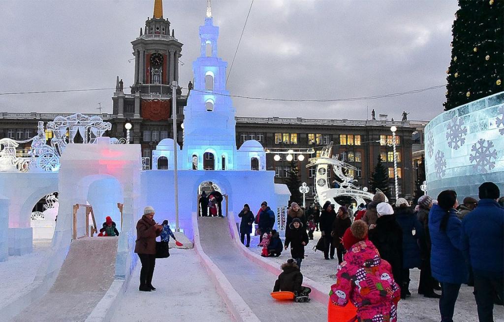 Накопить на Новый год: россияне рассказали, какие суммы они готовы потратить на подарки и кому планируют их дарить