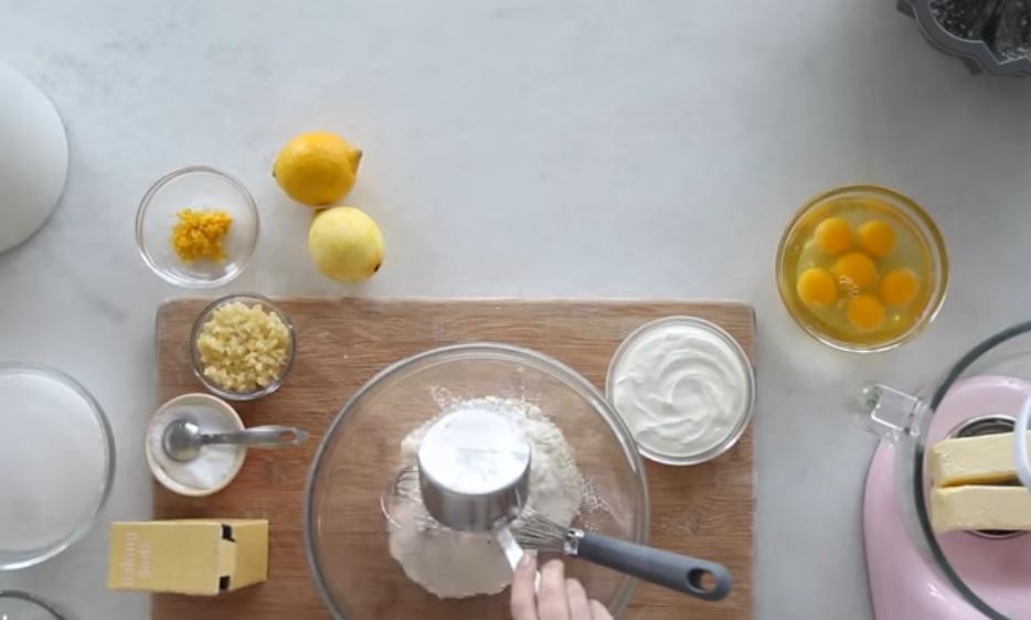Простой в приготовлении лимонно-имбирный пирог: приятное дополнение к уютному чаепитию