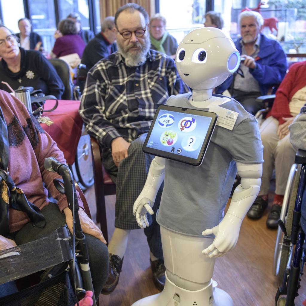 Роботы-компаньоны были опробованы в домах престарелых: 85 % опрошенных считают, что искусственный интеллект не обойдет живой разум из-за отсутствия способности сопереживать