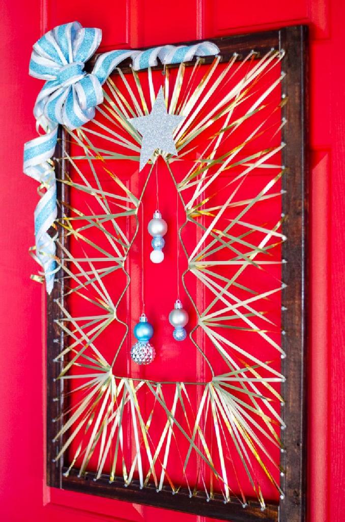 Готовимся к Новому году: мастерим настенное украшение с елочкой из проволоки и ярких шариков