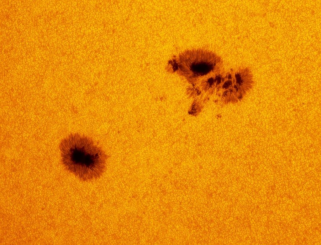Астрономы обнаружили серию новых огромных пятен на стороне Солнца, обращенной к Земле. Это может привести к повышенной солнечной активности, случающейся раз в 11 лет