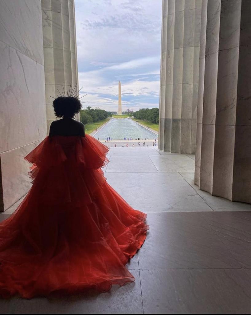 18-летняя Жасмин из Вашингтона устроила свою фотосессию выпускного бала
