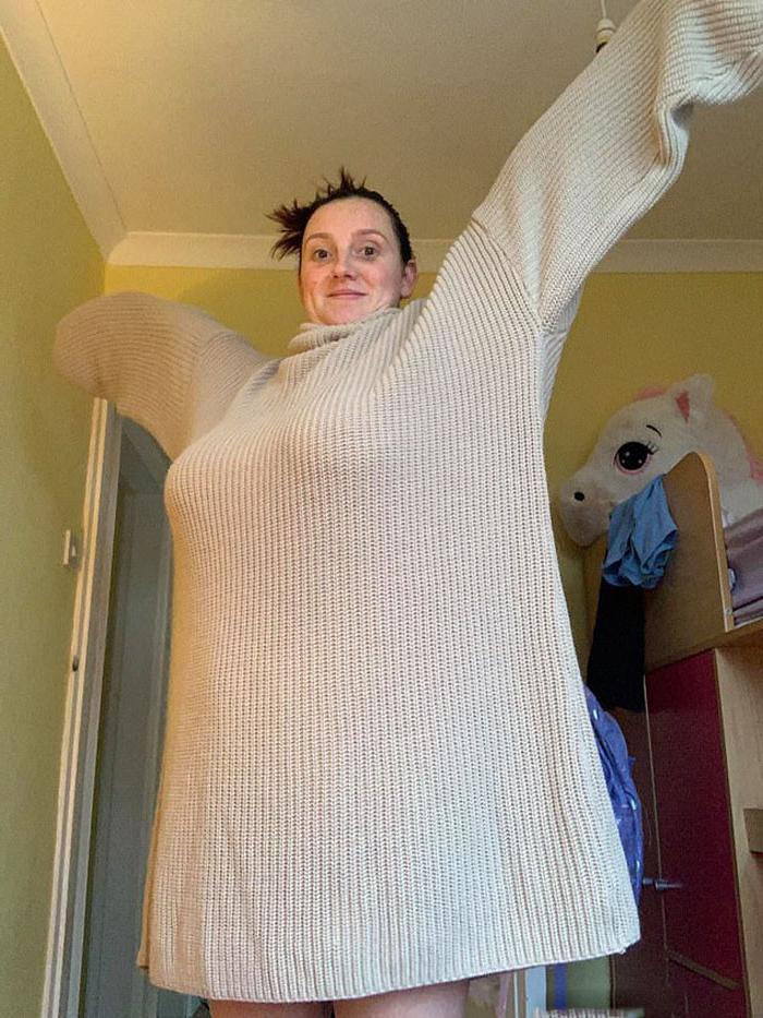 «Там еще есть место для мужа и двух детей!»: англичанка купила «дешевое» вязаное платье за 10 £