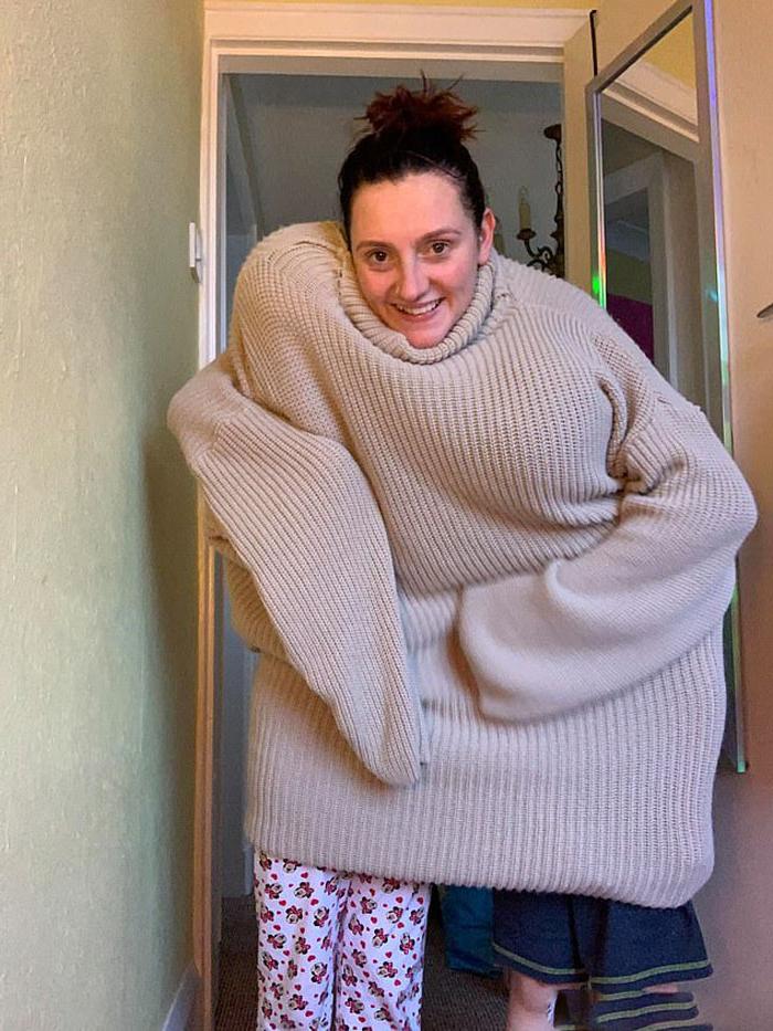 «Там еще есть место для мужа и двух детей!»: англичанка купила «дешевое» вязаное платье за 10 £