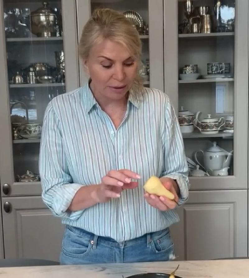 Юдашкина поделилась рецептом творожной запеканки с грушей