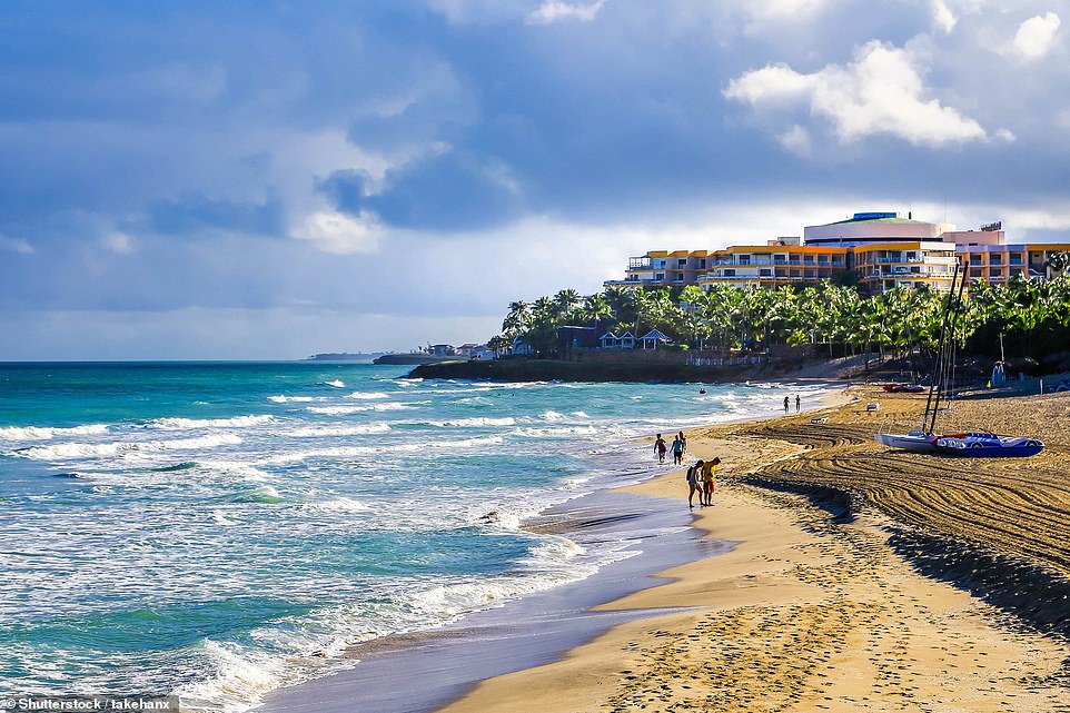 Если есть возможность, стоит съездить на Кубу: здесь тепло даже зимой, нет карантина, а белые песчаные пляжи с самым мягким песком в мире - лучшие на Карибах