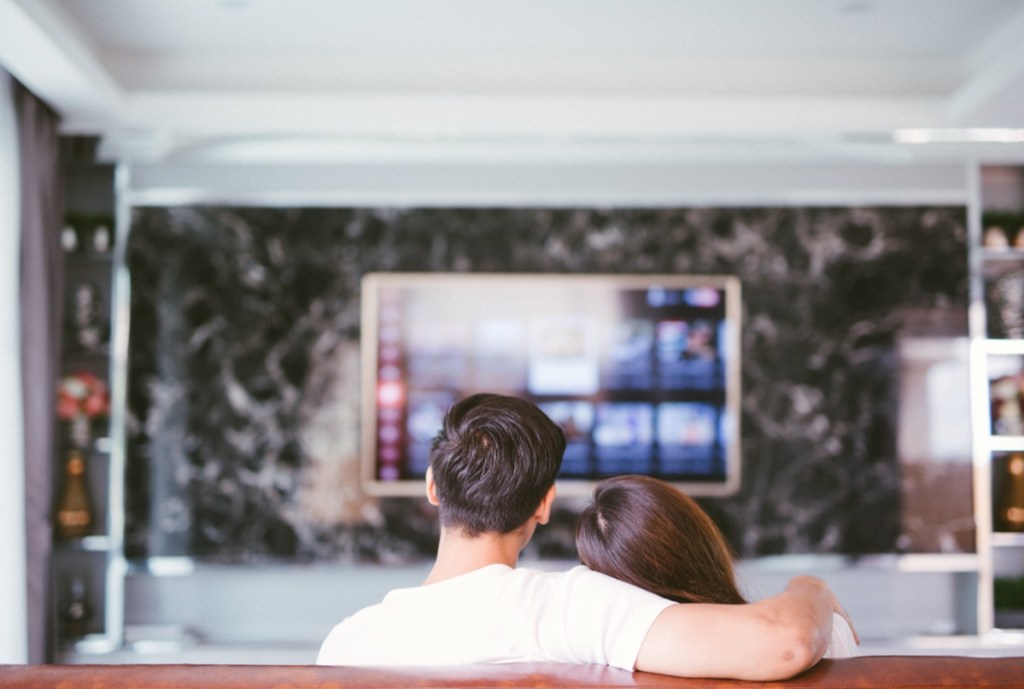 Есть один очень простой способ снизить риск развода: смотрите телешоу и фильмы с участием пар и поговорите о них после