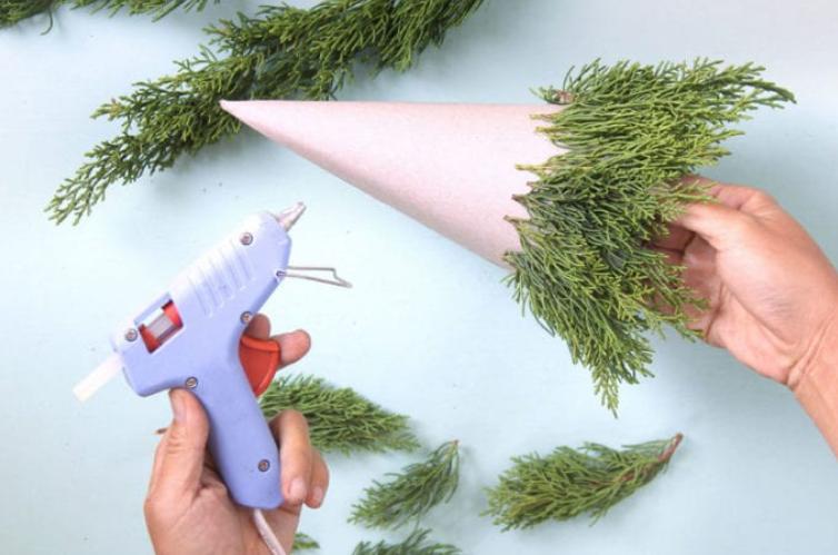 Новогодняя мини-елочка с искусственным снегом: для создания милого украшения понадобится картон, клей и еловые веточки