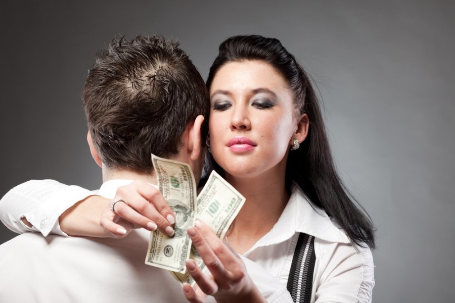 Ошибка, которую допускают женщины, стесняющиеся просить деньги у своего мужчины