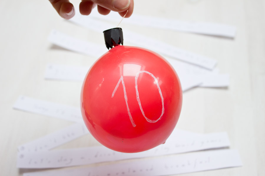 Елочка из надувных шариков: внутрь можно положить записочки с предсказаниями или веселыми конкурсами