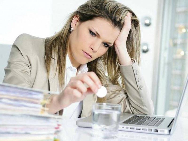 Женщины чаще мужчин испытывают стресс из-за ожиданий других людей. Как справляться с эмоциональной нагрузкой дома и на работе
