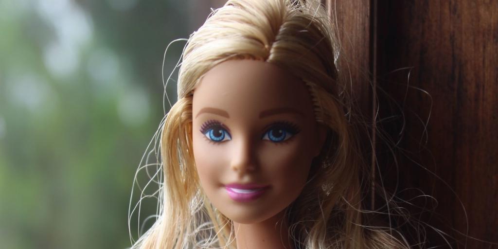 Раньше куклы Барби часто подвергались критике за нереальные стандарты красоты: сегодня популярный бренд старается угодить всем