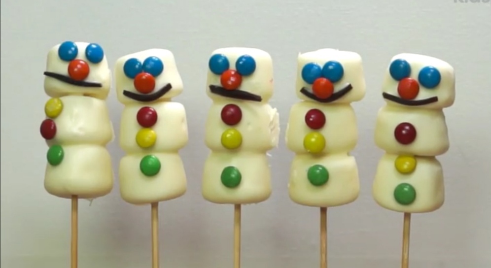 Зефирные снеговики – любимое лакомство моих детей: готовлю их всегда к новогоднему столу