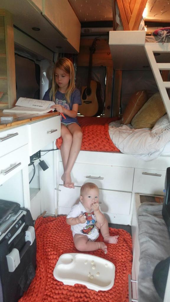 Семья уже 3 года живет в крошечном доме на колесах. Они показали, как проходит у них неделя