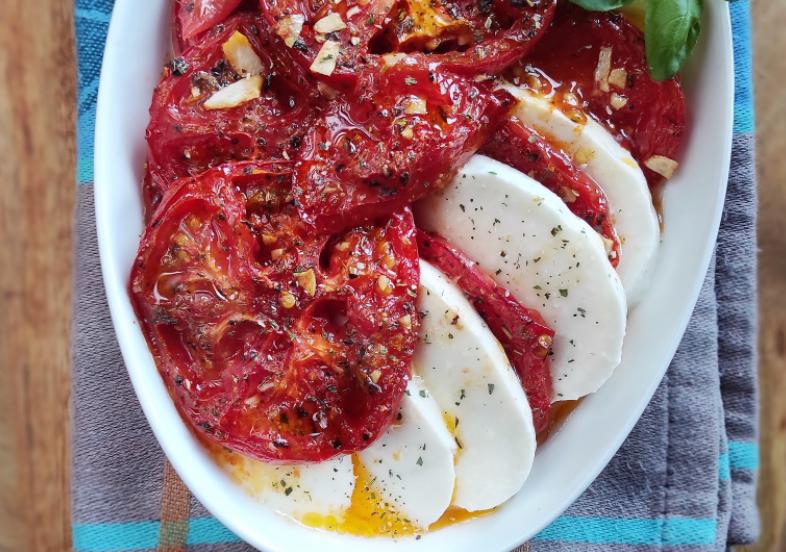 Салат из жареных помидоров и моцареллы украсит любой новогодний стол: рецепт