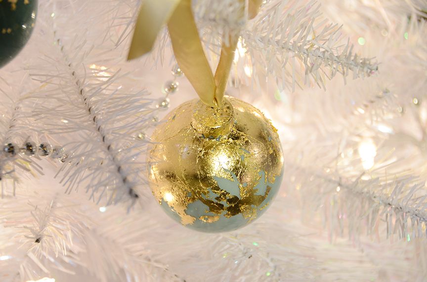 Ваша елка будет самой красивой: украшаем игрушки с помощью золотой фольги