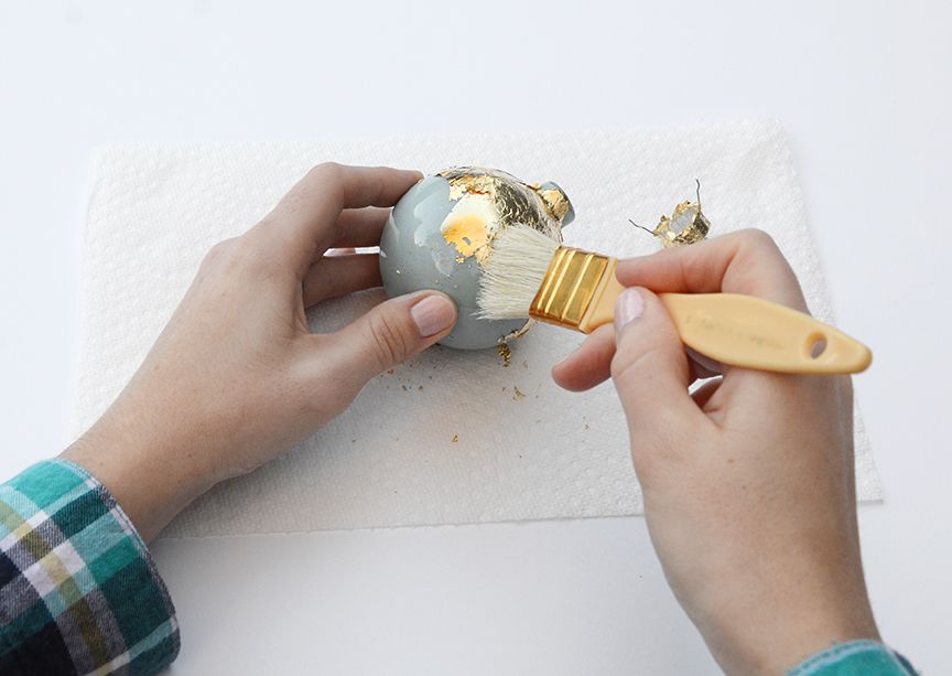 Ваша елка будет самой красивой: украшаем игрушки с помощью золотой фольги