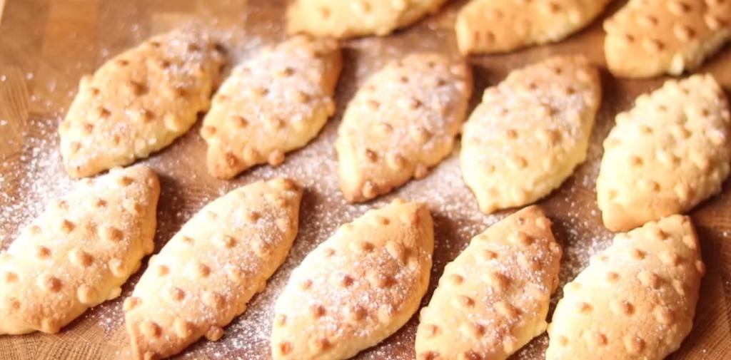 Симпатичные вкусные "шишки": простой рецепт песочного печенья с ореховой и шоколадной начинкой с пошаговыми фото