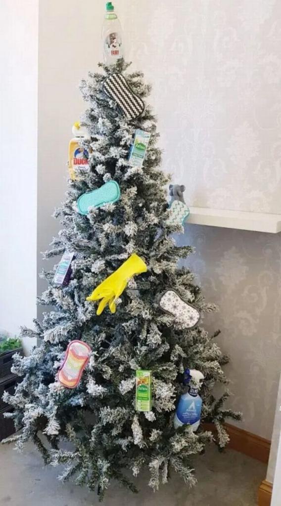 Фанатка уборки украсила рождественскую елку тем, что нашлось под рукой. Многим идея понравилась (фото)
